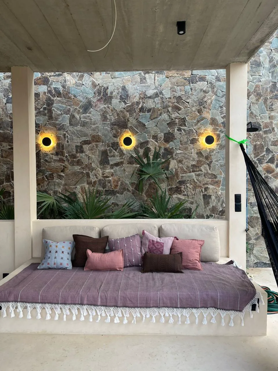 Casa Chololo — Sala exterior de piedra
